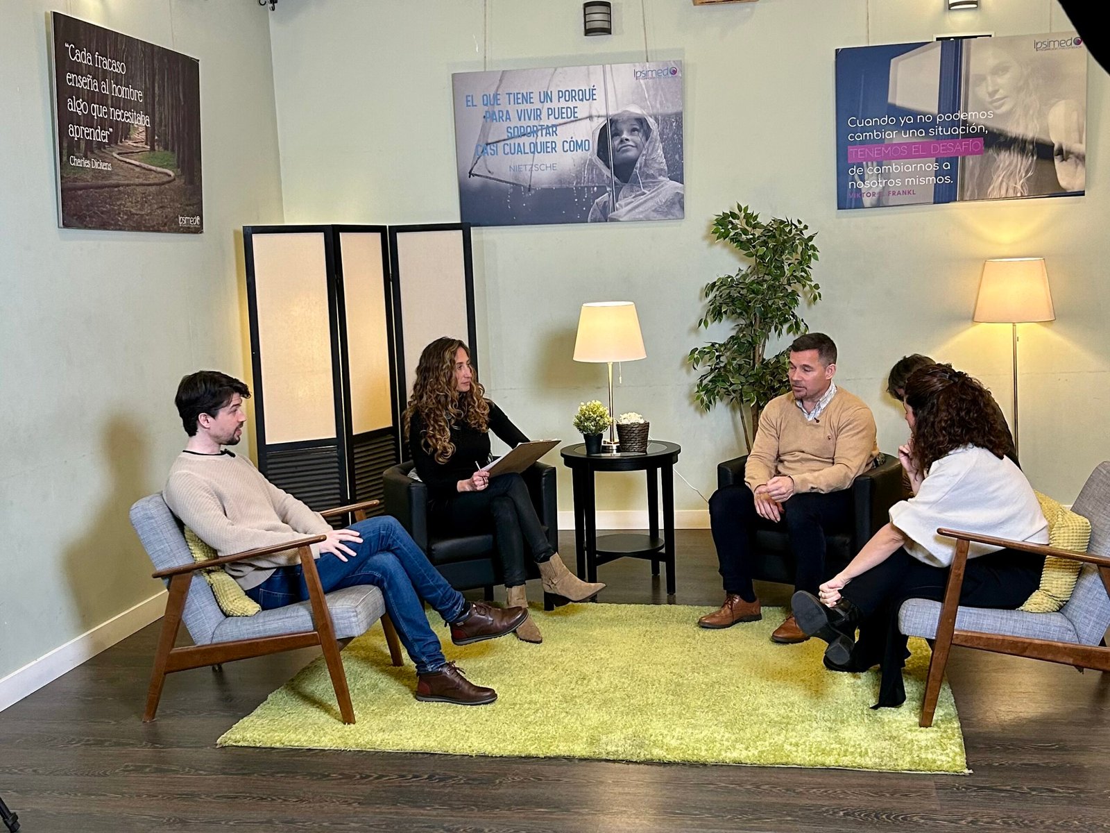 Carmen Guerrero con camara en mano durante evento institucional.